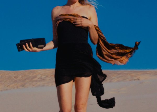 Comment intégrer des foulards en soie dans une garde-robe estivale?