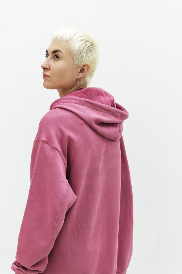 Pourquoi le style Y2K captive encore en 2024 : un phénomène de mode décrypté