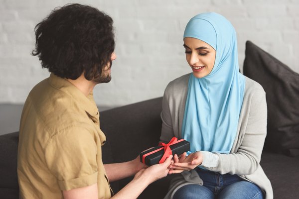 Cadeaux islamiques: qamis personnalisés et plus